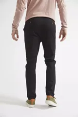Pantalón chino de gabardina con corte skinny, bolsillos laterales y traseros, y cierre frontal con botón y cremallera.