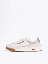 Zapatillas Tommy Hilfiger Classics de hombre, color blanco con detalles en gris y suela color caramelo. Confeccionadas en piel con interior de poliéster y suela de EVA dentada.