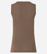 Blusa musculosa de punto ligero texturizado, color blanco, con cuello redondo y breteles anchos.