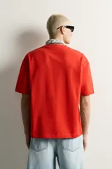 Camiseta relaxed fit de algodón color rojo, con cuello redondo y manga corta.