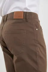 Pantalón de corte recto y estilo clásico, confeccionado en sarga de algodón con elastano. Cuenta con diseño de cinco bolsillos, cierre frontal con botón metálico y costuras reforzadas.