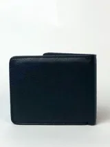 Billetera de hombre tamaño grande, confeccionada en poliuretano con acabado texturizado y logo de la marca grabado en la parte inferior.