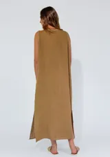 Vestido largo color verde oliva, sin mangas, con escote en V y aberturas laterales en el ruedo.