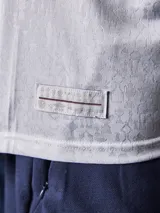 Camiseta de fútbol Umbro del Club Nacional de Football, modelo Home 2026 de manga larga. Diseño en color blanco con detalles en azul y rojo en el cuello y puños. Incluye logo de Umbro, escudo del club y sponsor Antel en el frente.
