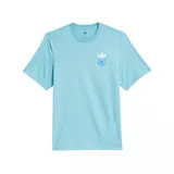 Remera de manga corta Adidas Skateboarding, color celeste, con cuello redondo y estampado pequeño en el pecho que presenta tres logos Trefoil superpuestos en degradado.
