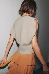 Chaleco de punto confeccionado en lana, con cuello redondo y diseño de manga sisa amplia. Presenta acabados en rib en el cuello, las sisas y el ruedo.