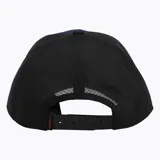 Gorro tipo trucker de seis paneles, con frente en color azul marino y parte posterior de malla negra. Presenta un parche rectangular de cuero sintético con el logo de la marca en el panel frontal.