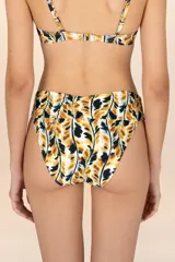 Parte inferior de bikini con faja cruzada al frente y un estampado en tonos cálidos, estiliza la figura. La faja cruzada posterior con recogido y la cobertura media ofrecen un porte cómodo. Este calzón de baño combina un diseño actual con un toque exótico.