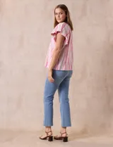 Blusa Cupio de lino estampado a rayas rosas y blancas, con escote en V y aplique de crochet en el frente. Tiene mangas cortas amplias.