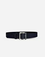 Cinto de cuero color azul marino con hebilla metálica plateada de forma rectangular.