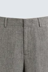 Pantalón de corte flare fit, con diseño de estructura sutil, bolsillos frontales y bolsillos traseros de vivo. Cuenta con cierre frontal de cremallera y botón.
