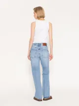 Pantalón de jean corte recto con roturas en las rodillas, de tiro medio y color azul lavado.