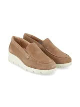 Slip-on de cuero gamuza color camel, con suela elevada de goma blanca y elásticos laterales.