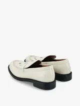 Mocasín de cuero color blanco con diseño de tejido en el empeine y suela plana de goma negra.