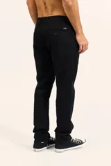 Pantalón chino Billabong modelo Revolt, color negro, de corte recto, con bolsillos laterales y traseros, cierre de botón y cremallera.