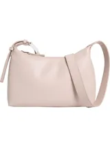 Cartera tipo hobo o baguette de piel sintética color rosa pálido, con correa de hombro ancha y ajustable. Presenta un diseño minimalista con el logo de Calvin Klein grabado sutilmente en el frente y herrajes metálicos plateados.