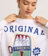 Buzo de algodón y poliéster color blanco, con cuello redondo, puños y bajo en rib. Presenta un estampado frontal grande con una lata de sardinas y el texto "ORIGINAL" y "100% fresh".