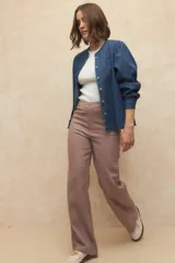 Pantalón de lino color marrón claro, de tiro alto, con bolsillos en el frente y atrás.