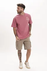 Remera de manga corta, color verde menta, con cuello redondo y un pequeño estampado gráfico en el pecho.