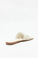 Sandalias bajas plateadas con capellada entrelazada.