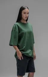 Remerón de algodón premium en color verde, con corte relajado, hombros caídos y mangas cortas amplias.