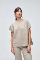 Chaleco tejido de punto con silueta cuadrada y escote a la base, de diseño minimalista y estructura holgada.