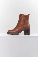 Botas cortas de cuero negro con taco bloque y suela track.