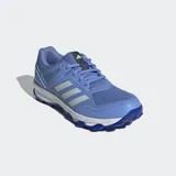 Championes de hockey Adidas Fabela Rise, color azul con las icónicas tres tiras en tono más claro. Presentan un diseño de malla transpirable con refuerzos sintéticos, mediasuela de EVA para amortiguación y suela Traxion con tapones para un agarre superior en la cancha.