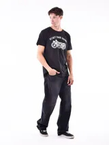 Remera negra de corte regular con estampa frontal de una moto y la frase "Start your engine".