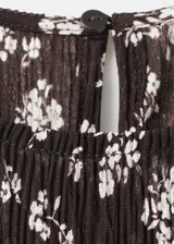 Vestido midi de corte recto con diseño estampado floral en color negro, cuello redondo y manga corta.