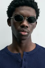 Camiseta de manga larga con cuello redondo y cierre frontal de botonadura tipo henley, confeccionada en tejido de punto con textura waffle.