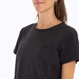 Remera de algodón reciclado color negro, con cuello redondo, mangas cortas y un bolsillo abierto en el pecho.