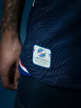 Camiseta de fútbol Umbro del Club Nacional de Football, modelo Away 2025, de color azul con patrón de ondas texturizadas. Cuenta con detalles en blanco, rojo y azul en el cuello y las mangas. Incluye el escudo del club, el logo de Umbro y patrocinadores estampados.