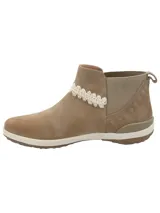 Botin tipo Chelsea de cuero color kaki, con paneles elásticos laterales decorados con bordados geométricos y detalle de cinta tejida en el empeine. Cuenta con suela de goma con tecnología de amortiguación y tirador trasero.