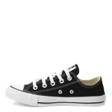 Championes urbanos Converse Chuck Taylor de caña baja, color negro con detalles en blanco.