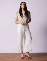 Pantalón wide leg color blanco, marca Ninety. Con pretina ancha elastizada con lazo de ajuste.