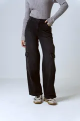 Pantalón wide leg color negro con bolsillos cargo laterales y tiro alto.