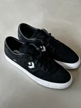 Championes de skate Converse L.Lopez, color negro de gamuza, con logo estrella en blanco y suela blanca.