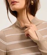 Suéter de punto negro con rayas horizontales blancas, cuello alto y mangas largas.