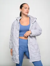 Parka larga Umbro color gris claro, acolchada con diseño de rombos y capucha.