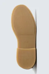 Bota estilo Chelsea de hombre, confeccionada en piel con acabado de serraje en color beige. Presenta elásticos laterales al tono, horma redonda y suela de goma a contraste con ligero tacón.