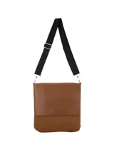 Bandolera Terrano de diseño cuadrado con solapa, confeccionada en una combinación de cuero sintético liso y gamuza. Cuenta con cierre magnético, bolsillo interno con cierre y correa de cinta ajustable con logo de la marca.