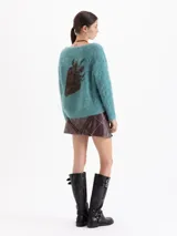 Sweater de tejido de punto con textura peluda, color verde azulado, de corte recto y escote bote.