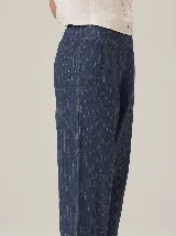 Pantalón barrel de talle alto color azul marino con diseño a rayas finas, corte amplio y bolsillos delanteros curvados.