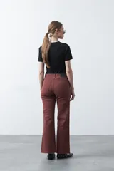 Pantalón de mujer color beige, de corte recto y tiro alto, con costuras frontales marcadas que recorren la pierna.