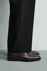 Zapato tipo oxford de vestir en color marrón oscuro, con diseño de puntera reforzada y cordones al tono.
