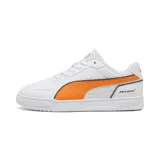 Championes Puma Caven III edición especial McLaren, color blanco con detalles en naranja papaya. Presentan el logo de McLaren Racing en el lateral y la franja característica de Puma en contraste.