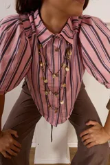 Camisa negra de popelina con diseño bordado ojalillo con perforaciones florales, de corte relajado, mangas cortas abullonadas y cierre frontal con botones.