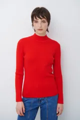 Polera de tejido morley con cuello alto, manga larga y ajuste al cuerpo.