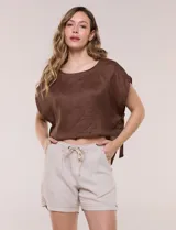 Short de lino marca Dash, color beige, con pretina ancha elastizada, lazo de ajuste, bolsillos delanteros inclinados y bolsillos aplicados en la parte trasera.